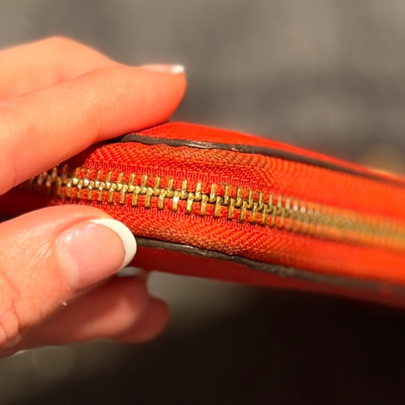 🔥 𝐌𝐢𝐜𝐡𝐚𝐞𝐥 𝐊𝐨𝐫𝐬 Red Saffiano Leather Zip-Around Wallet 🔥 - Picture 5 of 8